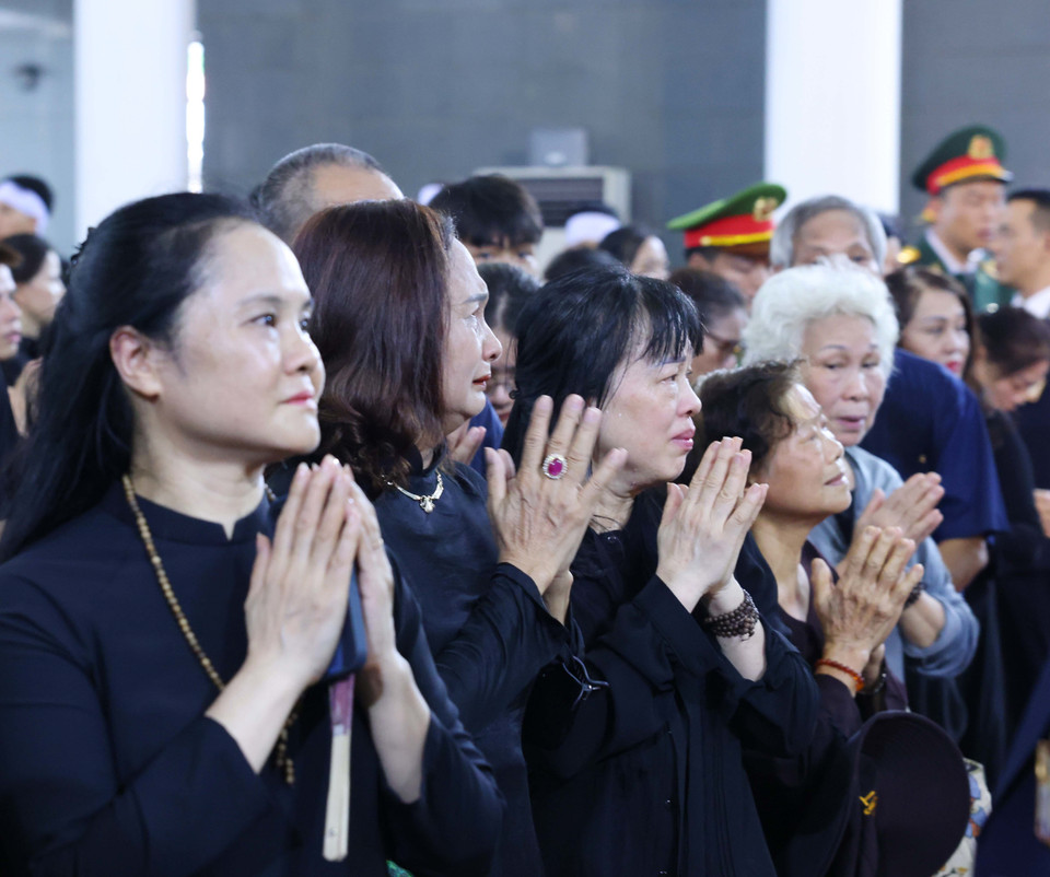 Người dân bày tỏ lòng tiếc thương Tổng Bí thư Nguyễn Phú Trọng. (Ảnh: TTXVN)