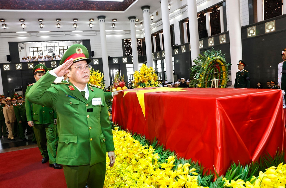 Đoàn lực lượng Cảnh sát nhân dân do Thứ trưởng Bộ Công an Nguyễn Văn Long làm Trưởng đoàn, viếng Tổng Bí thư Nguyễn Phú Trọng. (Ảnh: TTXVN)
