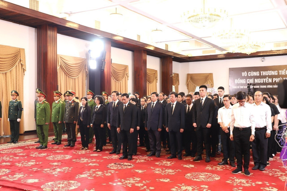 Đoàn nhân dân Thành phố Hồ Chí Minh và các tỉnh phía Nam viếng Tổng Bí thư Nguyễn Phú Trọng tại Hội trường Thống Nhất, Thành phố Hồ Chí Minh sáng 26/7/2024. (Ảnh: Hồng Giang /TTXVN)