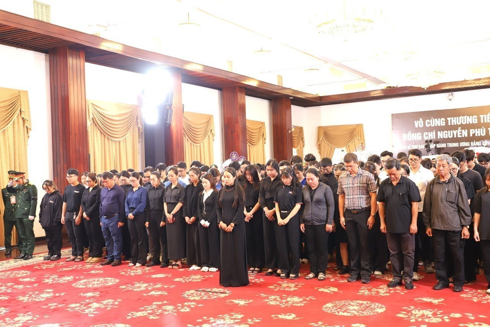 Đoàn nhân dân Thành phố Hồ Chí Minh và các tỉnh phía Nam viếng Tổng Bí thư Nguyễn Phú Trọng tại Hội trường Thống Nhất, Thành phố Hồ Chí Minh sáng 26/7/2024. (Ảnh: Hồng Giang /TTXVN)