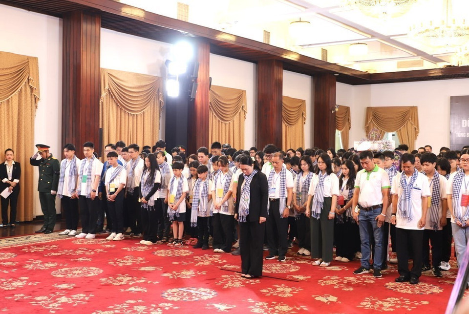 Đoàn thanh thiếu niên kiều bào viếng Tổng Bí thư Nguyễn Phú Trọng tại Hội trường Thống Nhất, TP. Hồ Chí Minh sáng 26/7/2024. (Ảnh: Hồng Giang/TTXVN)