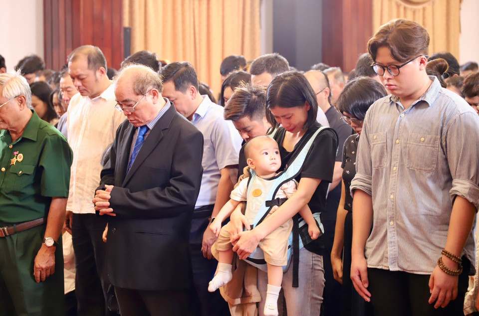 Người dân viếng Tổng Bí thư Nguyễn Phú Trọng tại Hội trường Thống Nhất, Thành phố Hồ Chí Minh sáng 26/7/2024. (Ảnh: Hồng Giang/TTXVN)