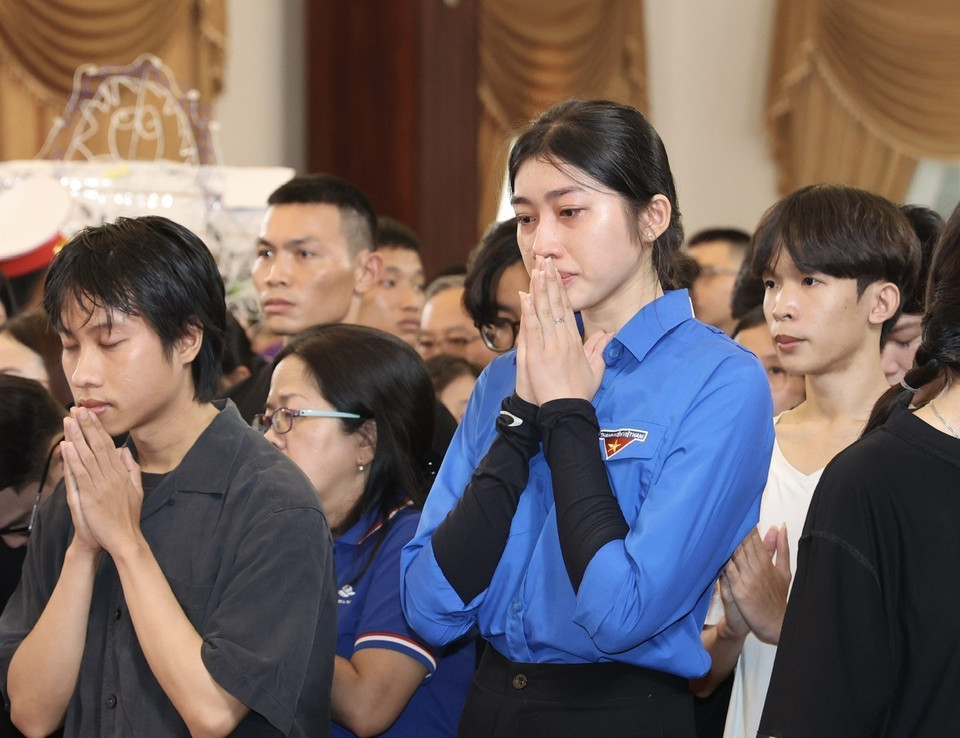 Người dân xúc động viếng Tổng Bí thư Nguyễn Phú Trọng tại Hội trường Thống Nhất, Thành phố. Hồ Chí Minh sáng 26/7/2024. (Ảnh: Thanh Vũ/TTXVN)