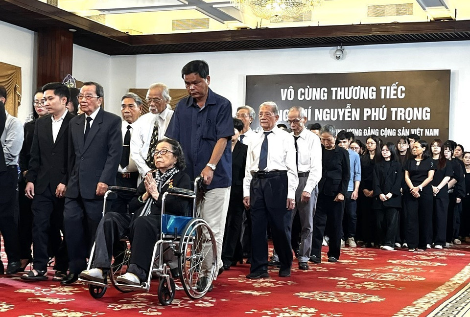 Người dân viếng Tổng Bí thư Nguyễn Phú Trọng tại Hội trường Thống Nhất, Thành phố Hồ Chí Minh sáng 26/7/2024. (Ảnh: Thanh Vũ/ TTXVN)