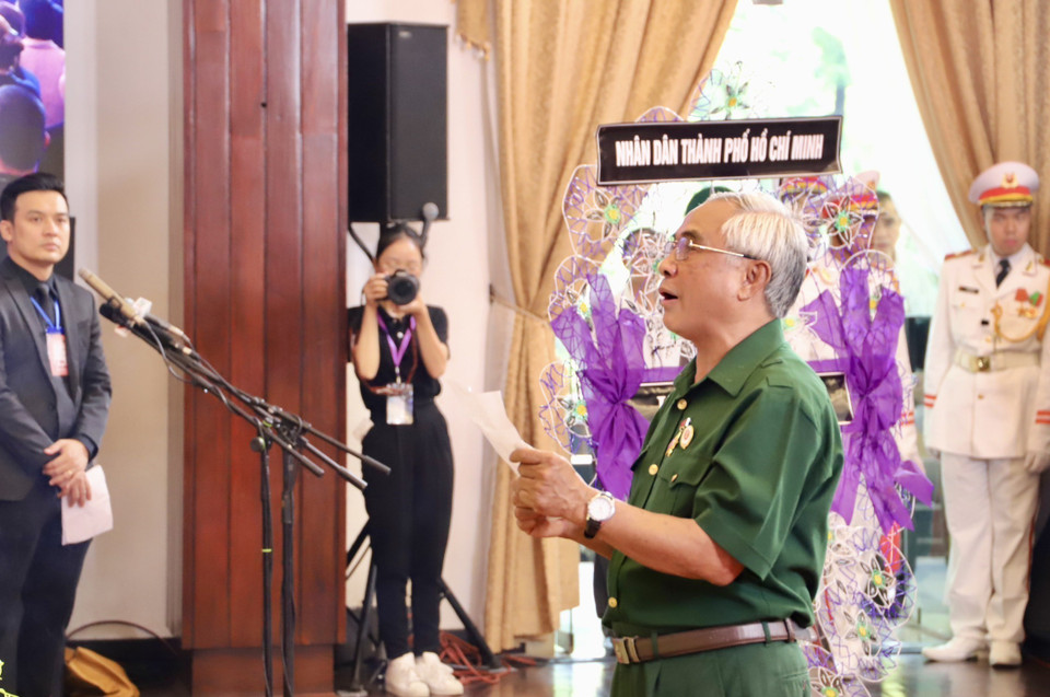 Người dân viếng Tổng Bí thư Nguyễn Phú Trọng tại Hội trường Thống Nhất, Thành phố Hồ Chí Minh sáng 26/7/2024. (Ảnh: Thanh Vũ/ TTXVN)