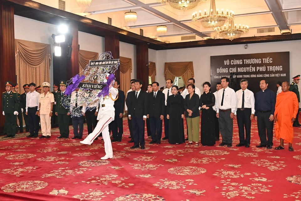 Đoàn lãnh đạo tỉnh Sóc Trăng viếng Tổng Bí thư Nguyễn Phú Trọng tại Hội trường Thống Nhất, Thành phố Hồ Chí Minh sáng 26/7/2024. (Ảnh: Thanh Vũ/TTXVN)