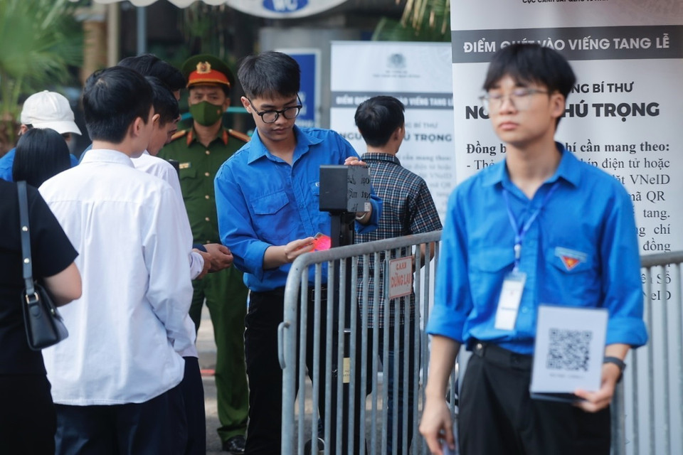 Lực lượng đoàn viên thanh niên hỗ trợ quét mã QR Code cho người dân và đại biểu khi vào viếng Tổng Bí thư. (Ảnh: Minh Quyết/TTXVN)