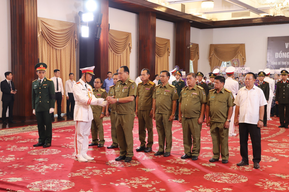 Đoàn lãnh đạo Học viện An ninh nhân dân Lào viếng Tổng Bí thư Nguyễn Phú Trọng tại Hội trường Thống Nhất, Thành phố Hồ Chí Minh sáng 26/7/2024. (Ảnh: Hồng Giang/TTXVN)