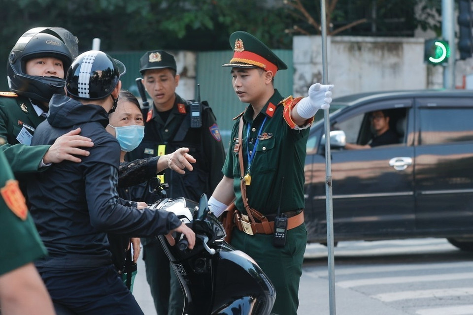 Lực lượng Cảnh sát Giao thông phân luồng giao thông khu vực ngã tư Trần Hưng Đạo - Lê Thánh Tông. (Ảnh: Minh Quyết/TTXVN)