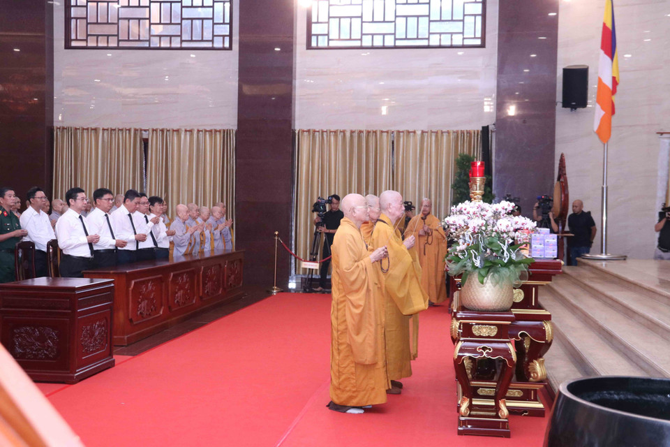 Hòa thượng Thích Trí Quảng, Pháp chủ Hội đồng Chứng minh Giáo hội Phật giáo Việt Nam và các đại lão Hòa thượng lãnh đạo Giáo hội Phật giáo Việt Nam dâng hương tưởng niệm Tổng Bí thư Nguyễn Phú Trọng. (Ảnh: Xuân Khu/TTXVN)