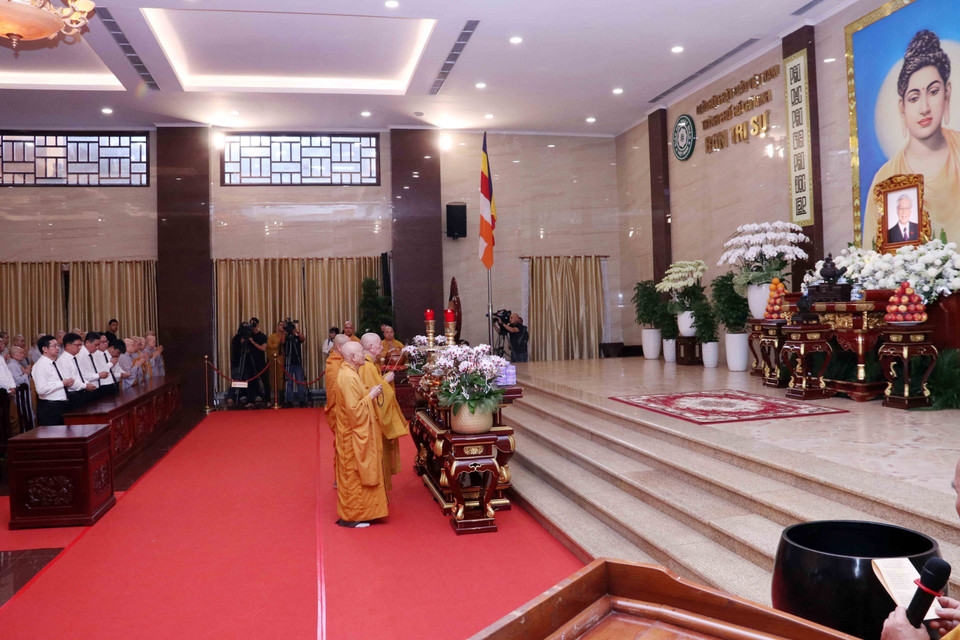 Hòa thượng Thích Trí Quảng, Pháp chủ Hội đồng Chứng minh Giáo hội Phật giáo Việt Nam và các đại lão Hòa thượng lãnh đạo Giáo hội Phật giáo Việt Nam dâng hương tưởng niệm Tổng Bí thư Nguyễn Phú Trọng. (Ảnh: Xuân Khu/TTXVN)