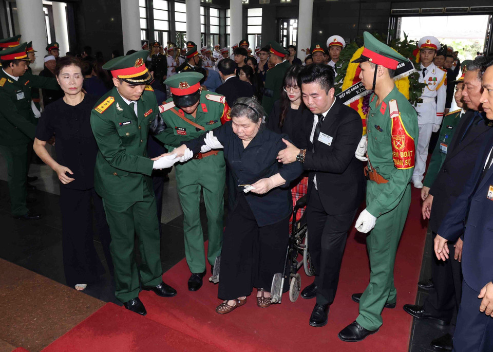 Bà Đặng Thị Phúc, giáo viên tiểu học của Tổng Bí thư Nguyễn Phú Trọng, năm nay đã 92 tuổi, sức khỏe đã giảm nhiều nhưng vẫn đến Nhà tang lễ Quốc gia số 5 Trần Thánh Tông để được tiễn biệt học trò lần cuối. (Ảnh: TTXVN)