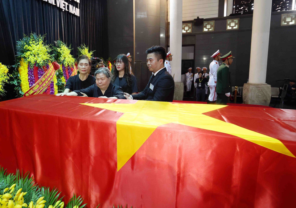 Bà Đặng Thị Phúc, giáo viên tiểu học của Tổng Bí thư Nguyễn Phú Trọng, năm nay đã 92 tuổi, sức khỏe đã giảm nhiều nhưng vẫn đến Nhà tang lễ Quốc gia số 5 Trần Thánh Tông để được tiễn biệt học trò lần cuối. (Ảnh: TTXVN)