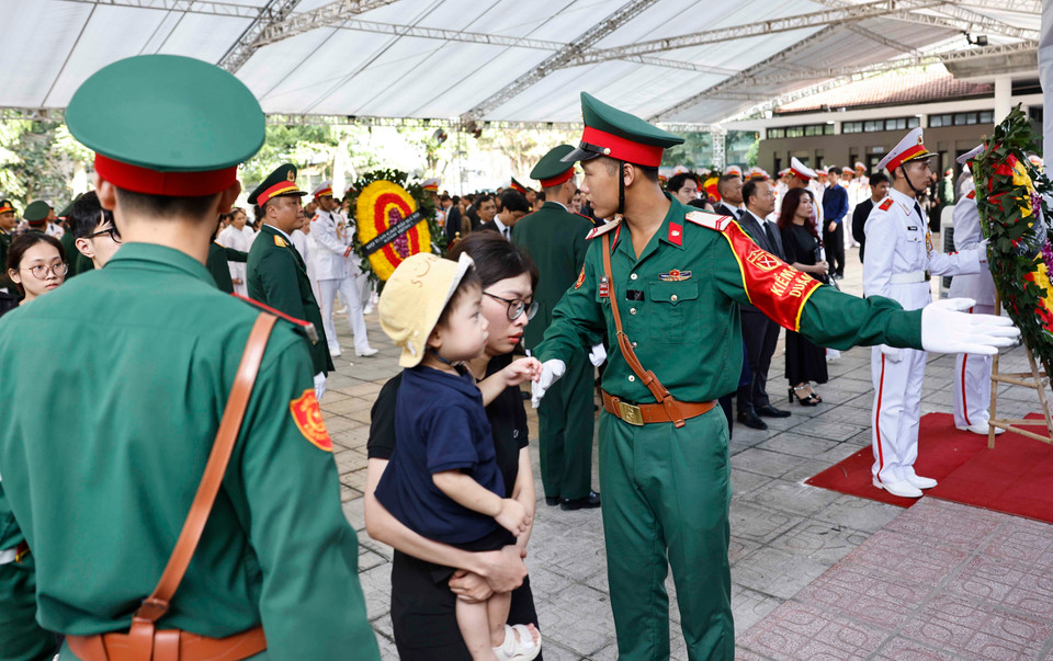 Lực lượng quân đội giúp người dân đến viếng Tổng Bí thư Nguyễn Phú Trọng tại Nhà tang lễ Quốc gia số 5 Trần Thánh Tông, Hà Nội, sáng 26/7. (Ảnh: TTXVN)