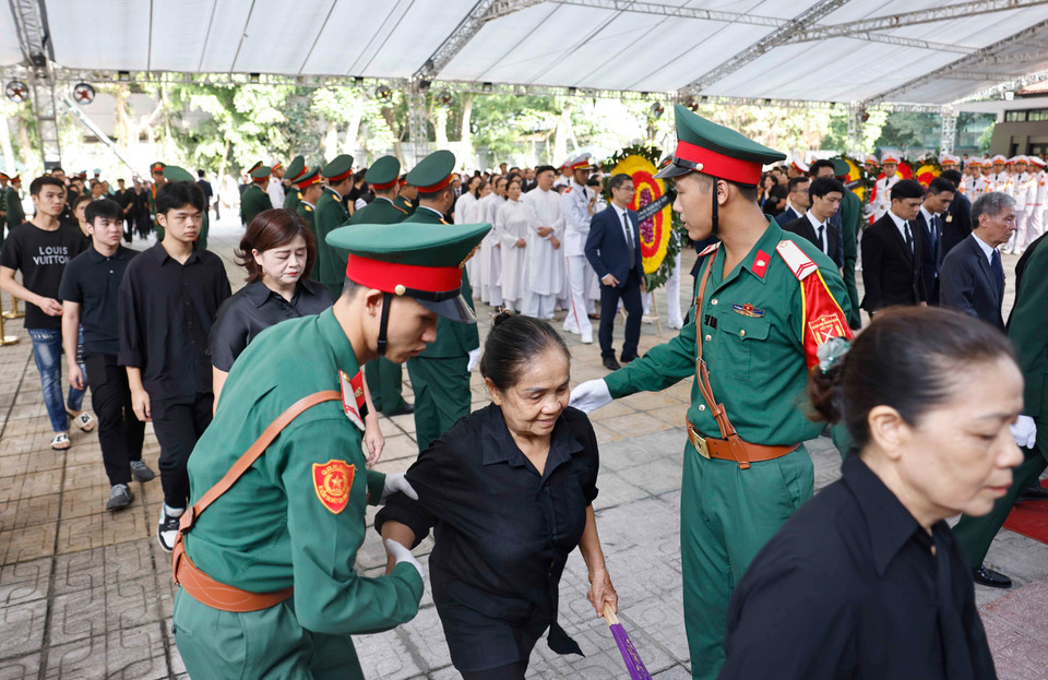 Lực lượng quân đội giúp người dân đến viếng Tổng Bí thư Nguyễn Phú Trọng tại Nhà tang lễ Quốc gia số 5 Trần Thánh Tông, Hà Nội, sáng 26/7. (Ảnh: TTXVN)