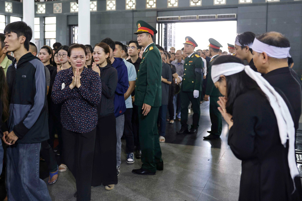 Gần đến trưa, dòng người vẫn không ngừng đổ về Nhà Tang lễ Quốc gia, số 5 Trần Thánh Tông, để viếng Tổng Bí thư Nguyễn Phú Trọng. (Ảnh: TTXVN)