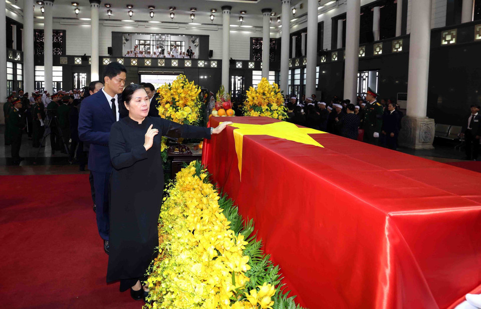 Đoàn Lai Châu do Bí thư Tỉnh ủy Giàng Páo Mỷ làm Trưởng đoàn, kính viếng Tổng Bí thư Nguyễn Phú Trọng. (Ảnh: TTXVN)