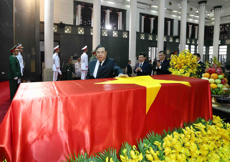 Đoàn đại biểu tỉnh Nam Định viếng Tổng Bí thư Nguyễn Phú Trọng. (Ảnh: TTXVN)
