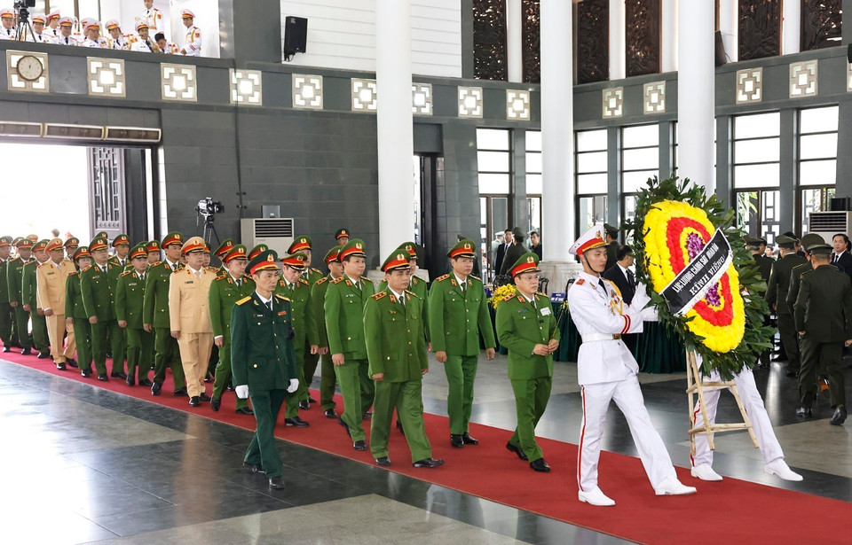 Đoàn lực lượng Cảnh sát nhân dân do Thứ trưởng Bộ Công an Nguyễn Văn Long làm Trưởng đoàn, viếng Tổng Bí thư Nguyễn Phú Trọng. (Ảnh: TTXVN)