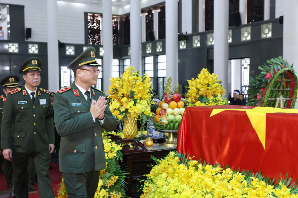 Đoàn Lực lượng An ninh nhân dân do Thứ trưởng Bộ Công an Phạm Thế Tùng làm trưởng đoàn, kính viếng Tổng Bí thư Nguyễn Phú Trọng. (Ảnh: TTXVN)
