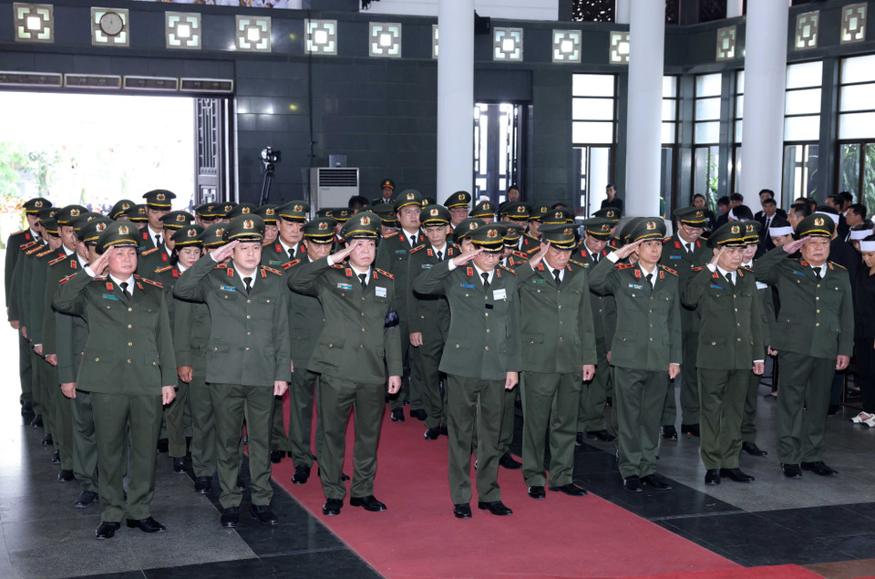 Đoàn Lực lượng An ninh nhân dân kính viếng Tổng Bí thư Nguyễn Phú Trọng. (Ảnh: TTXVN)