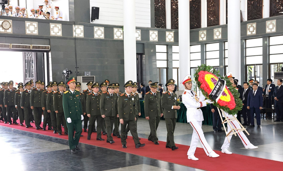 Đoàn Lực lượng An ninh nhân dân do Thứ trưởng Bộ Công an Phạm Thế Tùng làm trưởng đoàn, kính viếng Tổng Bí thư Nguyễn Phú Trọng. (Ảnh: TTXVN)
