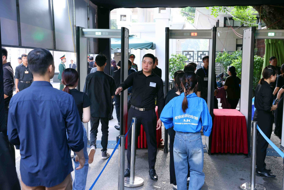 Lực lượng hỗ trợ người dân đến viếng Tổng Bí thư Nguyễn Phú Trọng tại Nhà tang lễ Quốc gia số 5 Trần Thánh Tông, Hà Nội, sáng 26/7. (Ảnh: TTXVN)