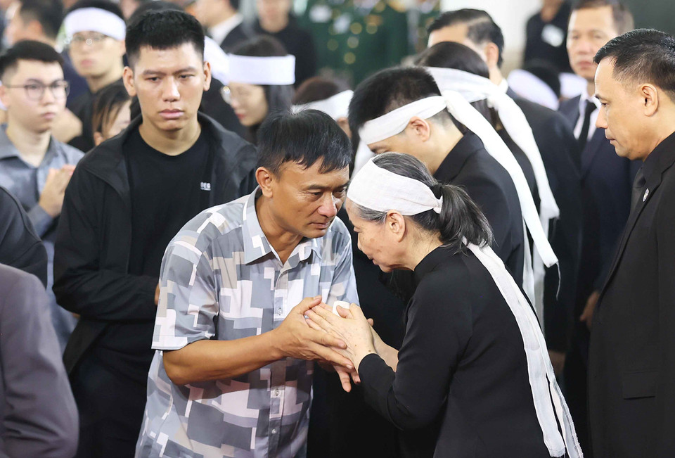 Người dân chia buồn với gia quyến Tổng Bí thư Nguyễn Phú Trọng. (Ảnh: TTXVN)