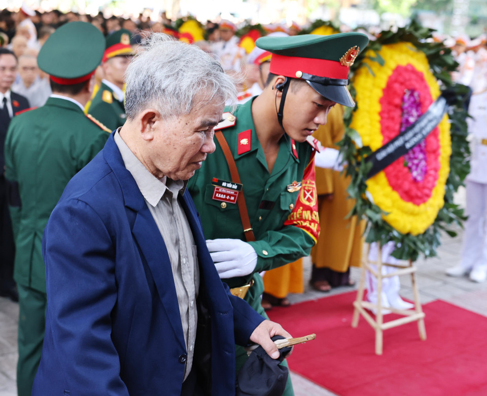 Lực lượng quân đội giúp người dân đến viếng Tổng Bí thư Nguyễn Phú Trọng tại Nhà tang lễ Quốc gia số 5 Trần Thánh Tông, Hà Nội, sáng 26/7. Ảnh: TTXVN
