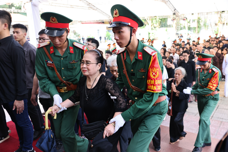 Lực lượng kiểm soát quân sự hỗ trợ, giúp đỡ người cao tuổi vào viếng Tổng Bí thư Nguyễn Phú Trọng. (Ảnh: TTXVN)