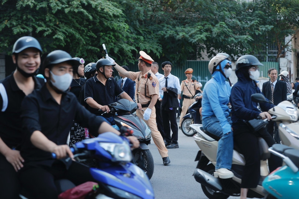 Lực lượng cảnh sát giao thông phân luồng giao thông khu vực ngã tư Trần Hưng Đạo-Lê Thánh Tông. (Ảnh: Minh Quyết/TTXVN)