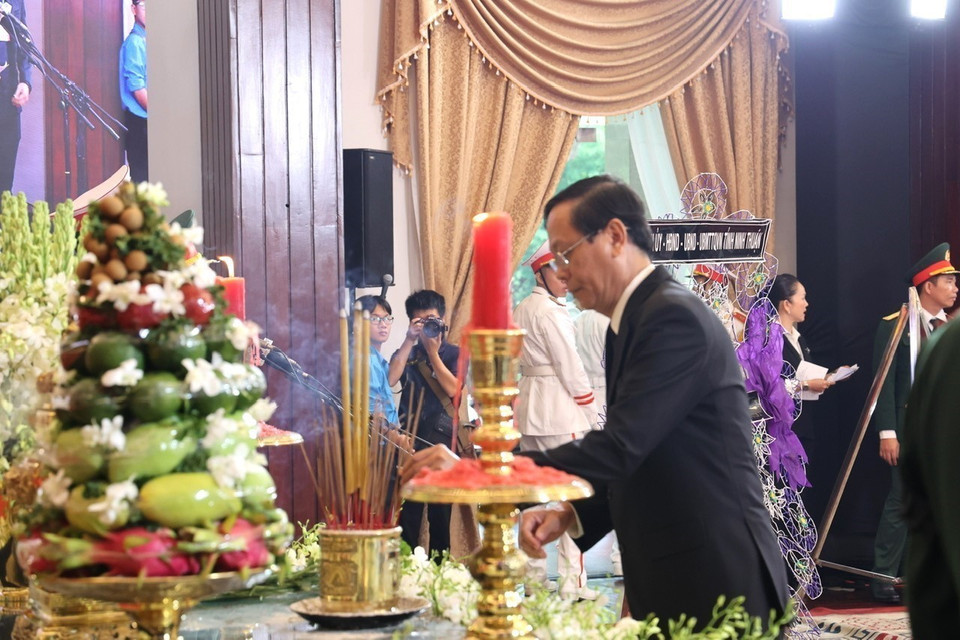 Đoàn lãnh đạo tỉnh Ninh Thuận viếng Tổng Bí thư Nguyễn Phú Trọng tại Hội trường Thống Nhất, Thành phố Hồ Chí Minh sáng 26/7/2024. (Ảnh: Thanh Vũ/ TTXVN)