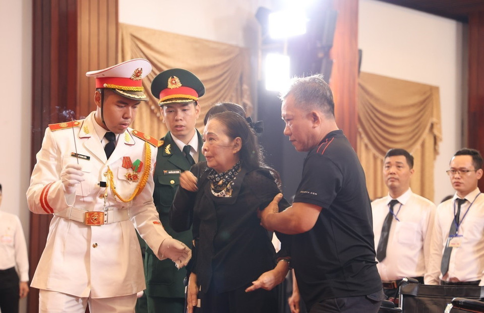 Gia đình cố Tổng Bí thư Lê Duẩn viếng Tổng Bí thư Nguyễn Phú Trọng tại Hội trường Thống Nhất, Thành phố Hồ Chí Minh sáng 26/7/2024. (Ảnh: Thanh Vũ/TTXVN)