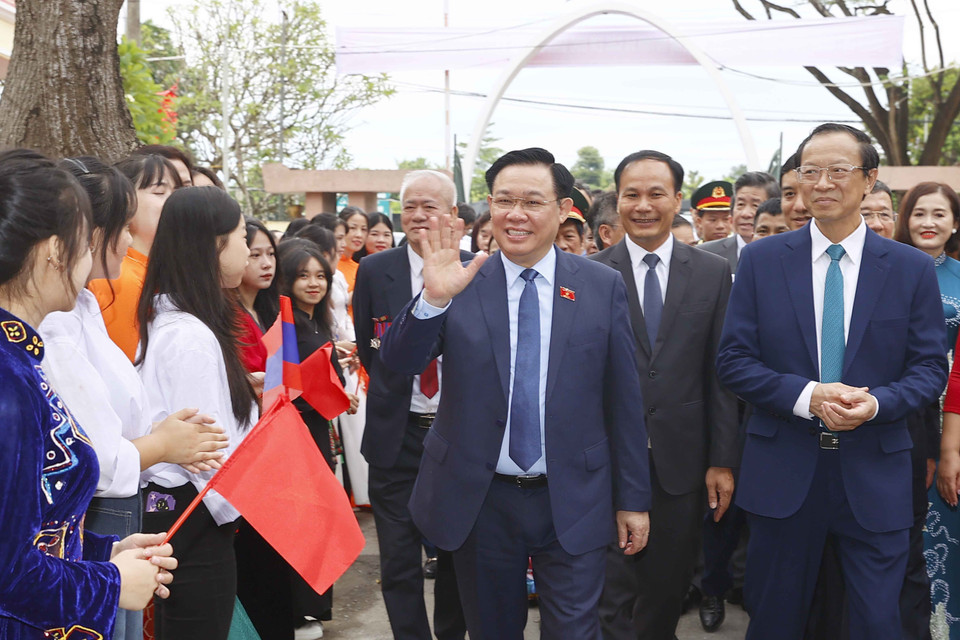 Chủ tịch Quốc hội Vương Đình Huệ với học sinh của Trường Hữu nghị T78. (Ảnh: Doãn Tấn/TTXVN)