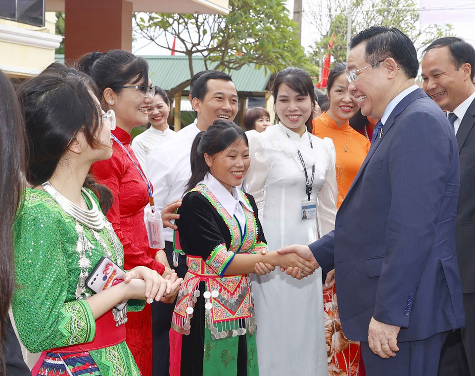 Chủ tịch Quốc hội Vương Đình Huệ với học sinh của Trường Hữu nghị T78. (Ảnh: Doãn Tấn/TTXVN)