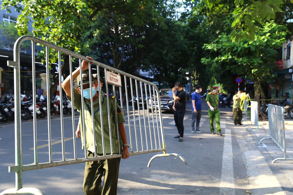 Lực lượng chức năng lập rào chắn tại phố Phủ Doãn, trước cổng vào bệnh viện Việt Đức. (Ảnh: Hoàng Hiếu/TTXVN)