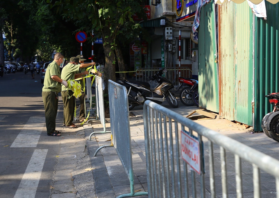 Lực lượng chức năng lập rào chắn tại phố Phủ Doãn, trước cổng vào bệnh viện Việt Đức. (Ảnh: Hoàng Hiếu/TTXVN)