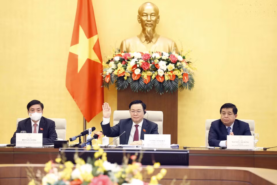 Chủ tịch Quốc hội Vương Đình Huệ chào đại biểu. (Ảnh: Doãn Tấn/TTXVN)