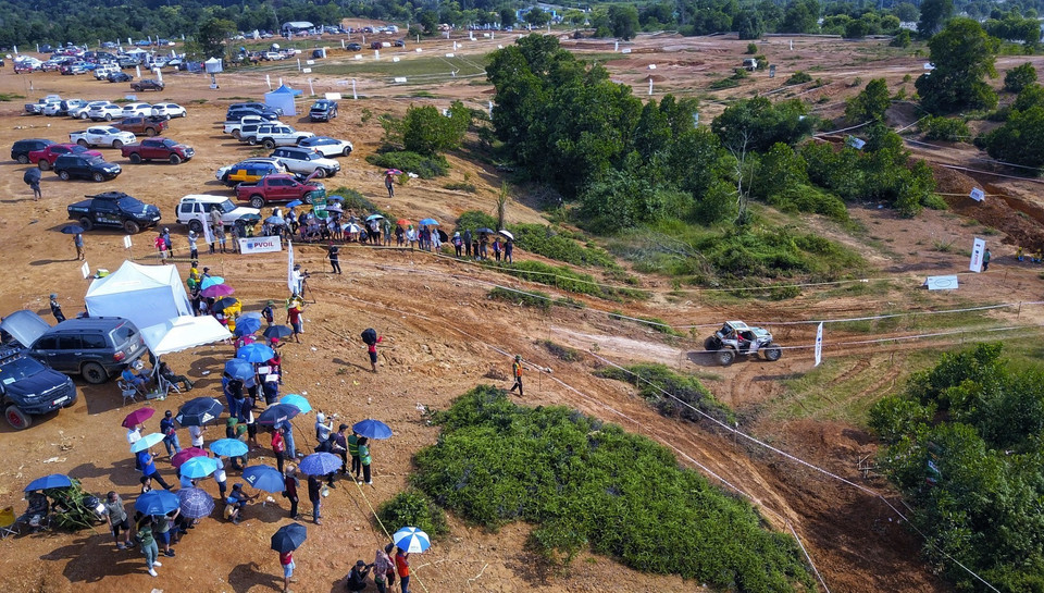 Giải đua thu hút đông đảo người xem. (Ảnh: Thành Đạt/TTXVN)