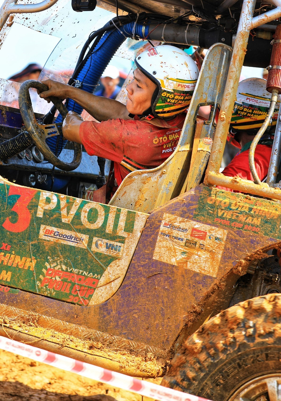 Hình ảnh các tay đua lấm lem bùn đất khi đang tập trung thực hiện bài thi. (Ảnh: Thành Đạt/TTXVN)