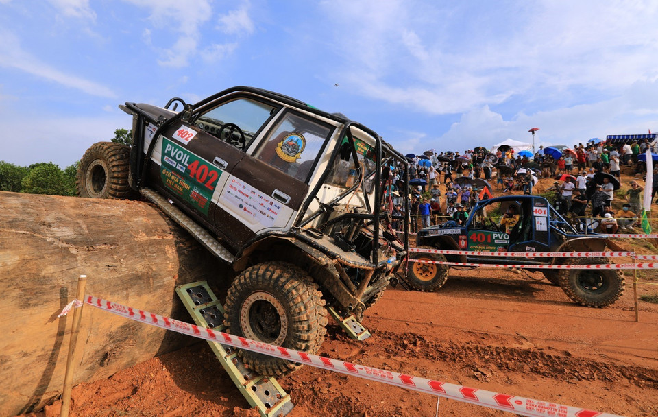 Bài thi vượt tường bê tông ở đường đua số 6 thu hút rất đông người đến xem bởi độ khó. (Ảnh: Thành Đạt/TTXVN)