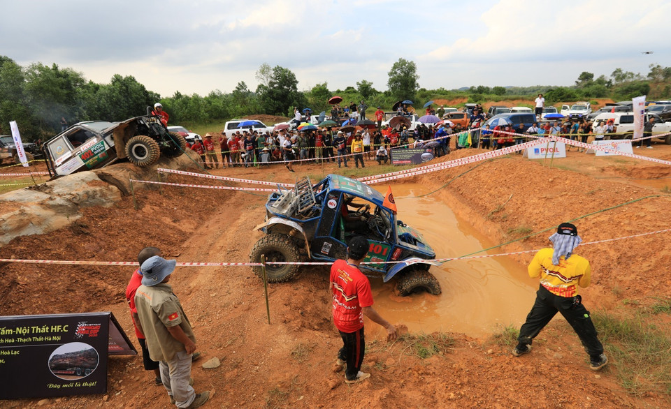 Các đội đua vượt qua thử thách khắc nghiệt với hố sâu và địa hình phức tạp. (Ảnh: Thành Đạt/TTXVN)