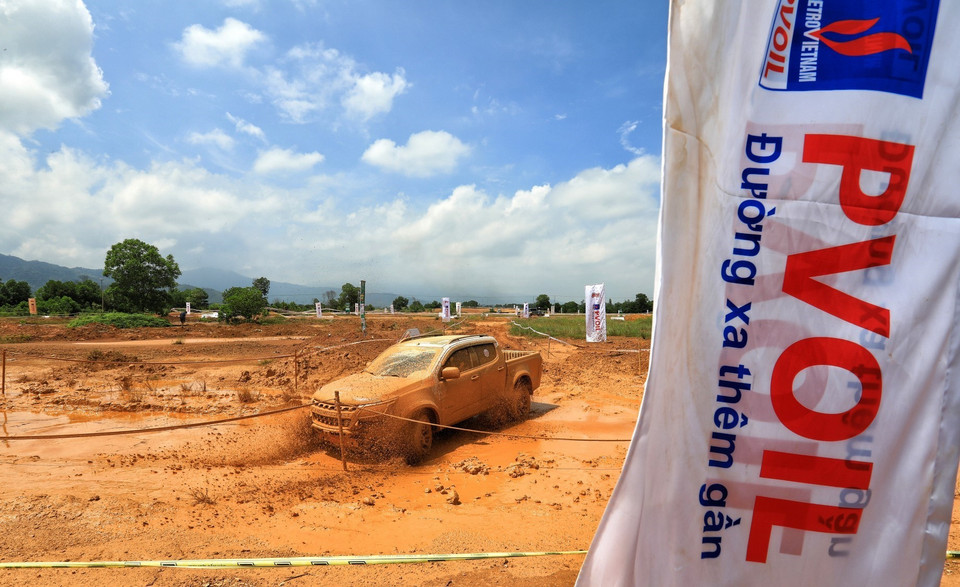 Giải đua xe địa hình Việt Nam PVOIL CUP năm nay với địa hình phức tạp, xe của các đội đua gần như được nhuộm vàng bởi bùn lầy. (Ảnh: Thành Đạt/TTXVN)