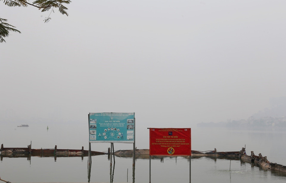 Sương mù dày đặc tại khu vực Hồ Tây. (Ảnh: Tuấn Đức/TTXVN)