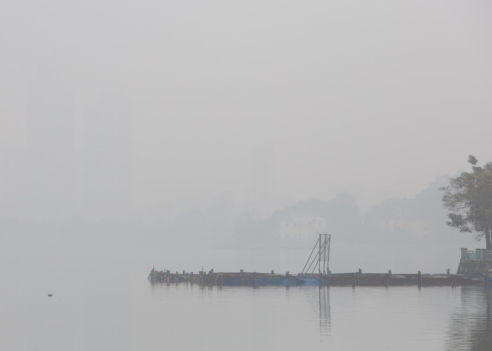 Sương mù dày đặc tại khu vực Hồ Tây. (Ảnh: Tuấn Đức/TTXVN)