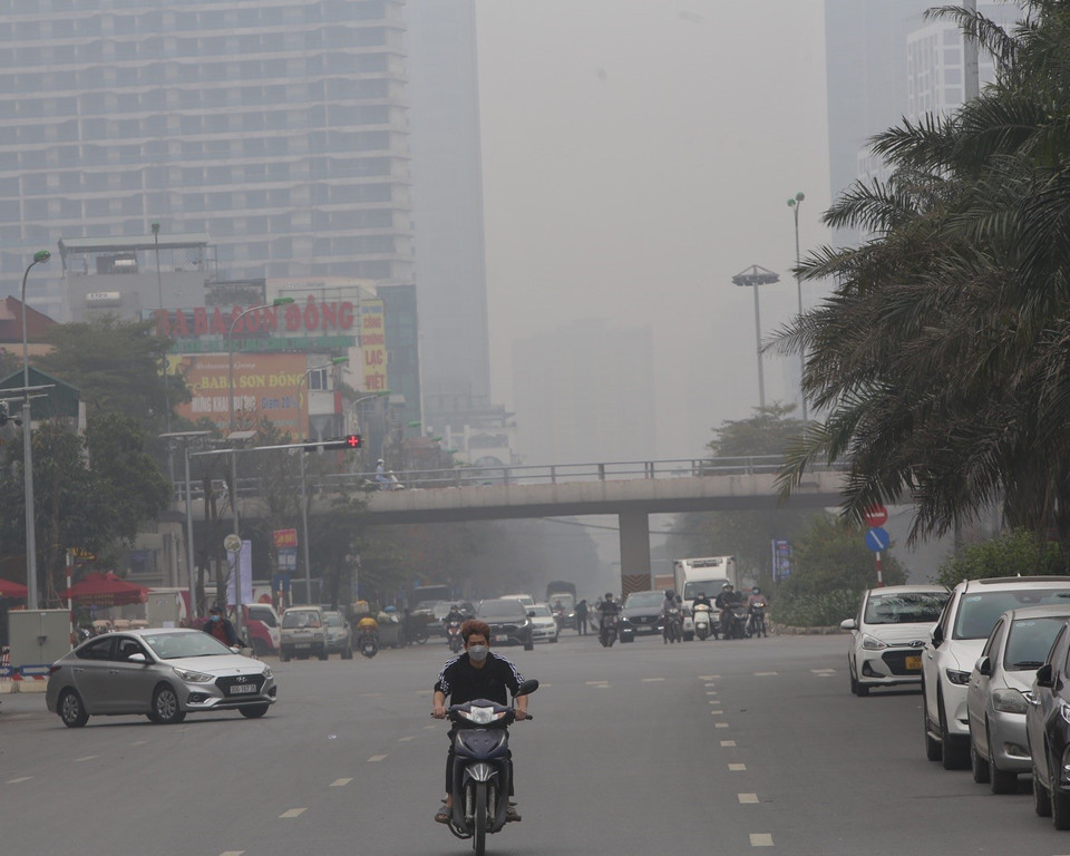 Sương mù dày đặc trên phố Văn Cao, quận Ba Đình. (Ảnh: Tuấn Đức/TTXVN)
