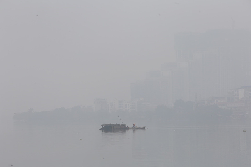 Sương mù dày đặc tại khu vực Hồ Tây. (Ảnh: Tuấn Đức/TTXVN)