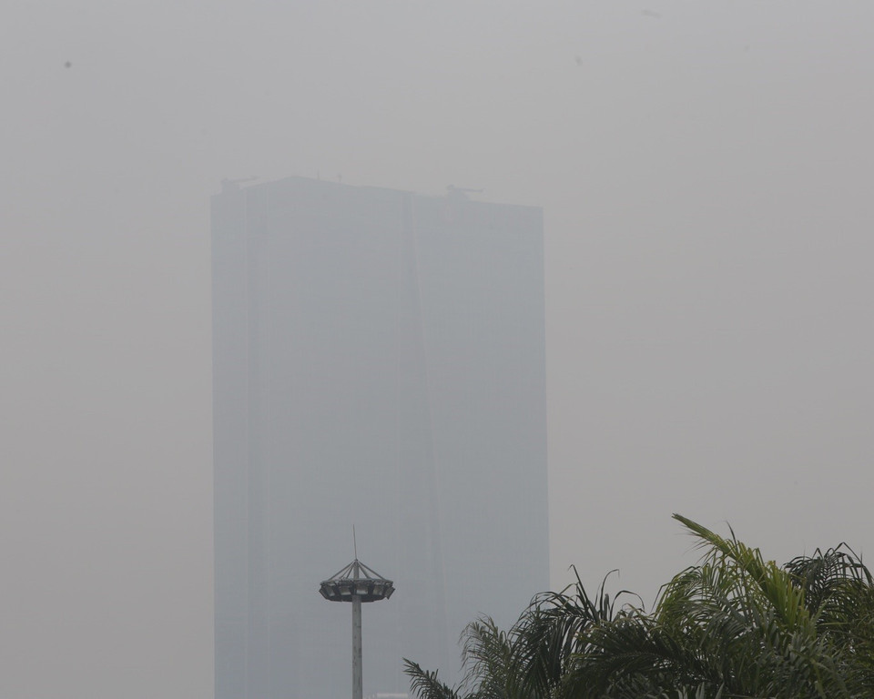 Các toà nhà cao tầng gần như bị che kín bởi lớp sương mù dày đặc. (Ảnh: Tuấn Đức/TTXVN)