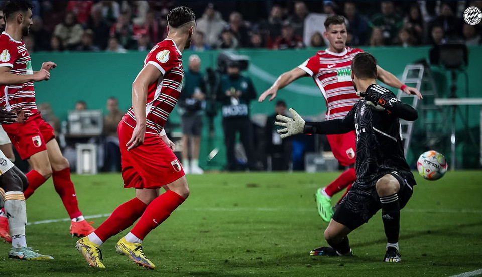 Phút 65, Augsburg rút ngắn tỷ số xuống còn 2-3 sau tình huống phản lưới nhà của Upamecano. (Nguồn: FcBayern)