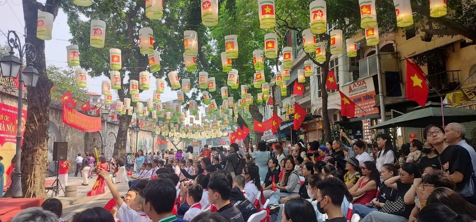 Người dân đến xem chương trình văn nghệ chào mừng 70 năm ngày Giải phóng Thủ đô tại khu vực phố bích họa Phùng Hưng. (Ảnh: Phương Anh/TTXVN phát)